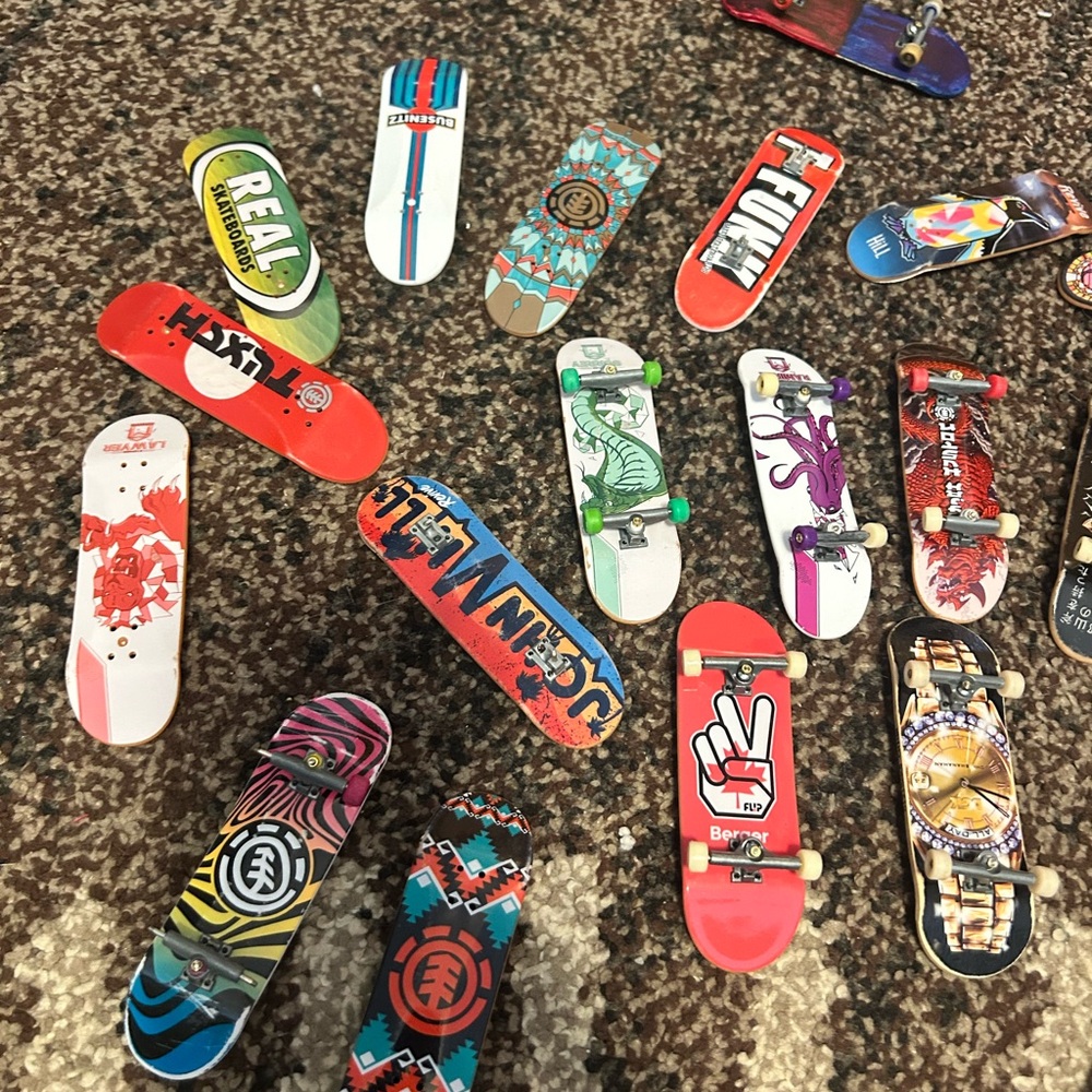 Assorted Mini Finger Skateboards (Tek Decks) Set - Picture 3 of 6